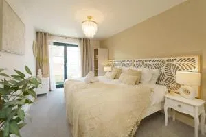 Euphorbia - 1 Bedroom Luxury Apartment by Mint Stays - Coalpit Heath