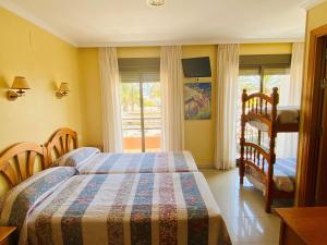 Quadruple Room with Sea View room in Hostal L'Anfora