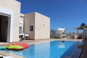 VILL LA REINE JERBA avec piscine - El Guecheïne