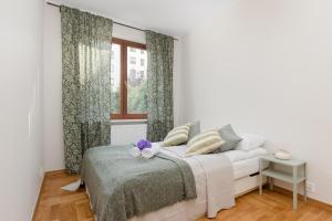 Warsaw Bobrowiecka Apartment by Noclegi Renters