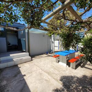 Shell Cottage a stones throw from the beach