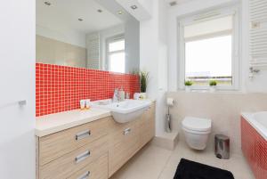 Spacious Apartment Pałac Jana III Wilanów by Noclegi Renters