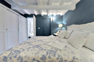 Santo Spirito Romantic by Mmega