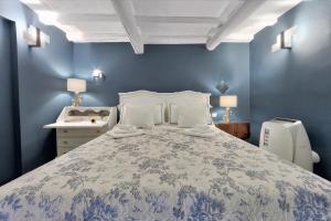 Santo Spirito Romantic by Mmega