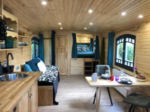 Maisons de vacances Roulotte Gites O bien-etre massage Spa Sejour bien-etre en hebergement insolite roulotte Karantez ou en gites Melon ou Yock a 800 m des plages Maison d'hote Drogou : photos des chambres