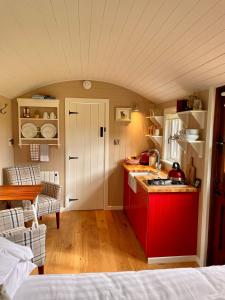 Sheelin Shepherds Hut 2 with Hot Tub