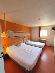 Hotels Premiere Classe Annecy Cran-Gevrier : Chambre Quadruple avec 1 Lit Double et 2 Lits Simples