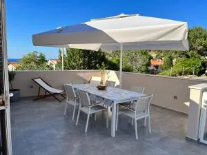 Novo uređeni apartman sa velikom terasom - Kut