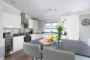 Daisy Lodge, 6 Roadford Lake Lodges