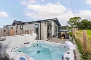 Daisy Lodge, 6 Roadford Lake Lodges