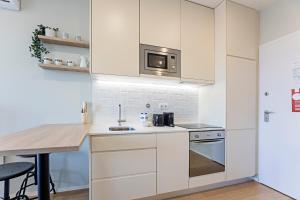 31 Janeiro 157 - Charming 1BR Flat w AC & Balcony by LovelyStay