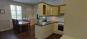 Kirstulan Kartanon päärakennuksen upea päätyhuoneisto - Tyrväntö