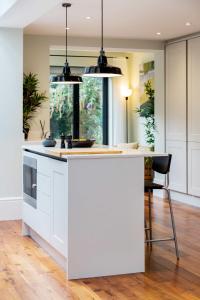 Veeve - Embassy Elegance