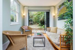 Veeve - Embassy Elegance