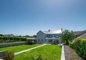 Llety Celyn - The Hollies - Cross Hands