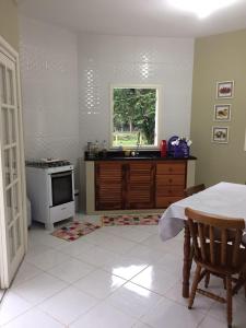 Chalé em meio à natureza, com riacho no quintal