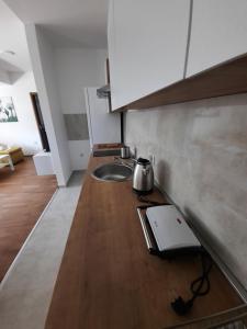 New modern 1 bedroom apartment with free parking