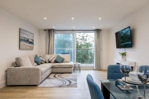 Stylish town centre apartment, w parking, nr beach