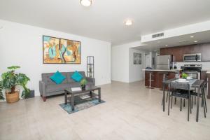 Spacious entire Apartment with Free Parking