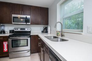 Spacious entire Apartment with Free Parking