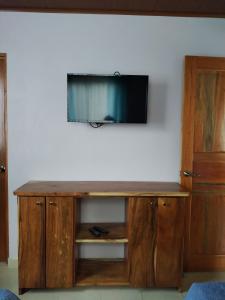 Cabina equipada cerca de río y montañas Tulín Azul