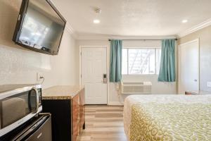 ERTH INN by AGA- Mojave