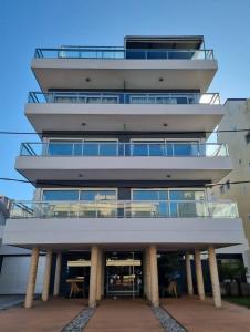 Edificio Paquebot, en Peninsula, con vista al mar