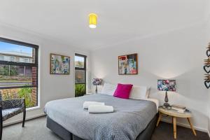 The Summer House ~ 2 blocks to Beach