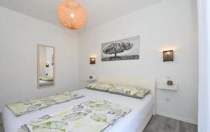 Apartments with a parking space Mavarstica, Ciovo - 20073