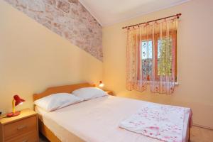 Holiday house with a swimming pool Razanj, Rogoznica - 17904