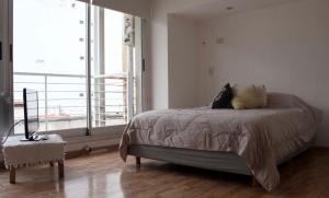 Amplio ambiente y medio luminoso c pileta en el edificio para 4 personas con cama doble y un sillón cama también doble