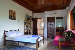 Private beachfront accommodation with ocean view and direct reef access