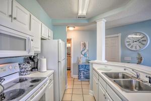 Ground-Floor Condo Walk to Pool, Drive to Beach!