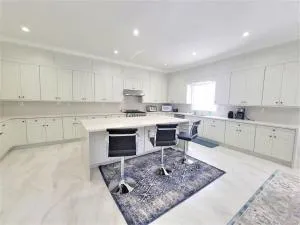 Huge Family Home Near Disneyland & SoCal Beaches - Midway City