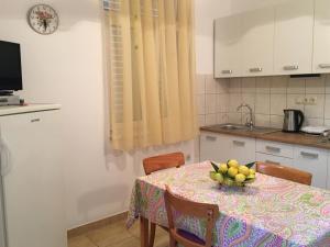 Apartment in Slatine with terrace, air conditioning, WiFi, washing machine (4782-3)