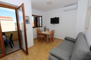 Apartment in Stara Novalja with sea view, balcony, air conditioning, WiFi (4897-2)