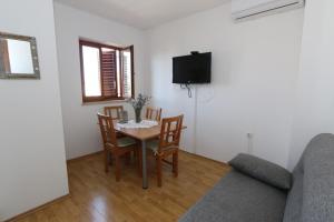 Apartment in Stara Novalja with sea view, balcony, air conditioning, WiFi (4897-2)