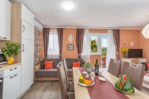 Apartment in Njivice with sea view, balcony, air conditioning, WiFi (4930-1)