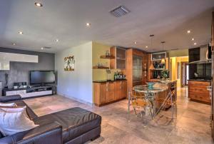 Naples House with Lanai and Pool - Walk to Beach! - 4hvězdičkové hotely ve městě Naples