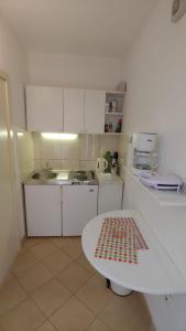 Studio apartment in Bol with sea view, terrace, air conditioning, WiFi 3634-1