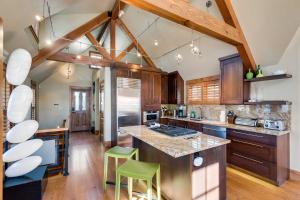 Downtown Breckenridge Cottage Walk to Main St!