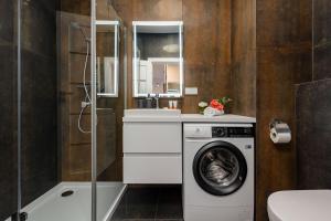 Śródmieście Warsaw Muranów Apartments with Parking by Noclegi Renters