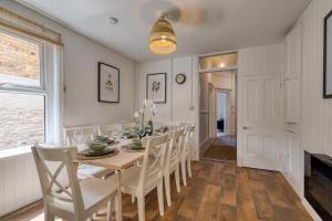 Brent House - 4 bedroom home close to shops, harbour & beaches