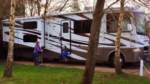 Luxury American RV with Hot Tub - West Grinstead