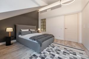 Artsy Exclusive Old Town Residence Gallery Walk