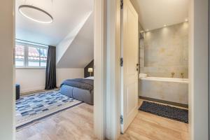 Artsy Exclusive Old Town Residence Gallery Walk