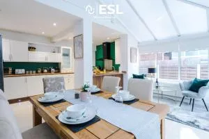 Open Plan - 3 Bedroom House - Garden and Outdoor Seating - Driveway Parking - Short Drive to City Centre - Mollington