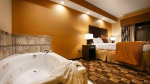 King Suite with Hot Tub - Non-Smoking room in Best Western Plus Whitewater Inn