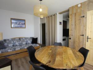 Appartement rénové 5 pers. avec balcon sud, centre station - FR-1-417-21