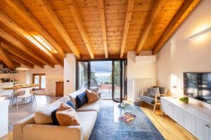 Casa Agatha Lenno- luxury air conditioned village home by Italian Apartments